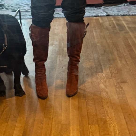 Givenchy knee-high brown suede boots. Sexy, structured heel. - Picture 4 of 7